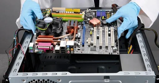 Tecnico realizando mantenimiento de laptop